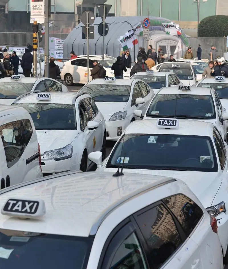 Taxi-lumaca contro Uber mandano in tilt il traffico