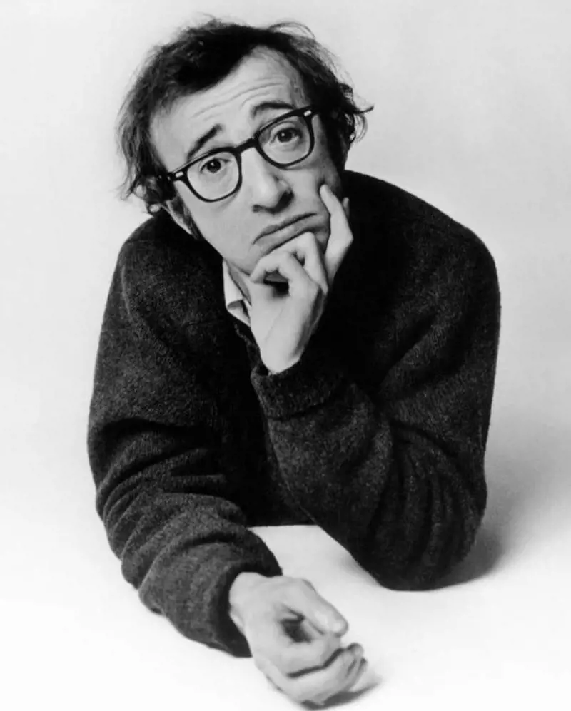 Woody Allen ha paura di tutto: strapiombi, cani, cervi, insetti, colori accesi, spazi piccoli, folla e anche della luce troppo forte del sole.