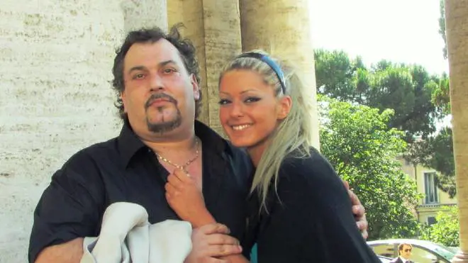 Lui pesa troppo e la bara si spezza
