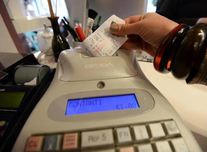 Regala panino a invalido, commerciante multato: non ha fatto lo scontrino