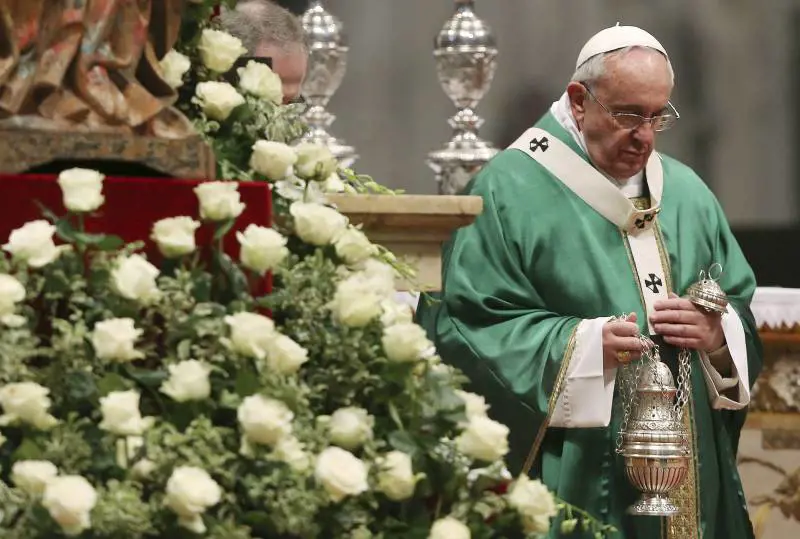 Papa Francesco dice messa nella basilica di San Pietro