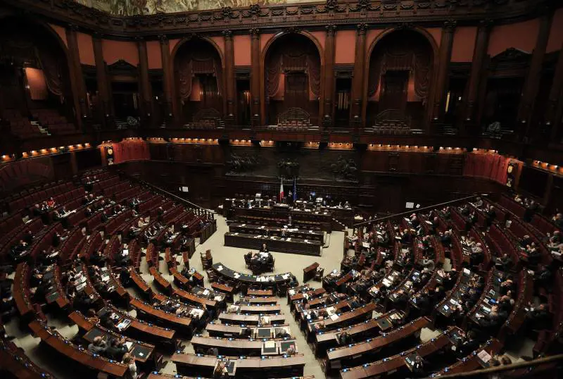 Gentiloni riferisce all'Aula semideserta