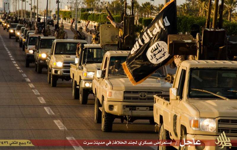 Una parata militare del sedicente Stato islamico a Sirte, in Libia