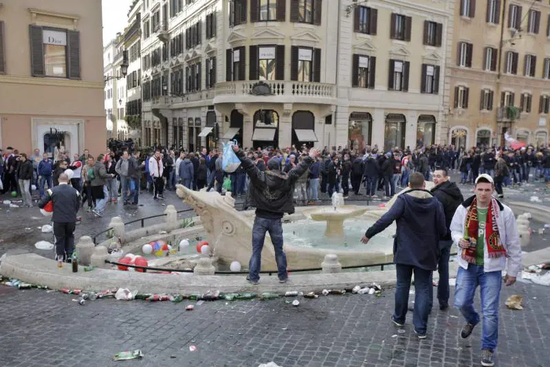 Europa League, ancora scontri: fumogeni e cariche della polizia in Piazza di Spagna a Roma