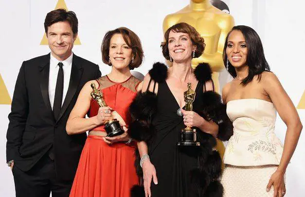 Miglior corto documentario: Jason Bateman, Ellen Goosenberg Kent (regia) e Dana Perry (produzione) per ‘Crisis Hotline; Veterans Press 1’, l’attrice Kerry Washington (in bianco perla) posa con loro