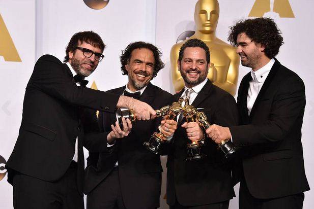 Miglior sceneggiatura originale: Birdman, nella foto da sinistra Nicolas Giacobone, Alejandro Gonzalez Inarritu, Alexander Dinelaris e Armando Bo con le quattro statuette vinte dal film
