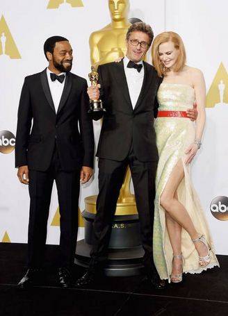 Miglior film starniero: Il polacco “Ida”. Nella foto,l’attore Chiwetel Ejiofor, a sinistra, il regista Pawel Pawlikowski e Nicole Kidman, bella e sorridente, che ha premiato il regista polacco sul palco dell’Academy