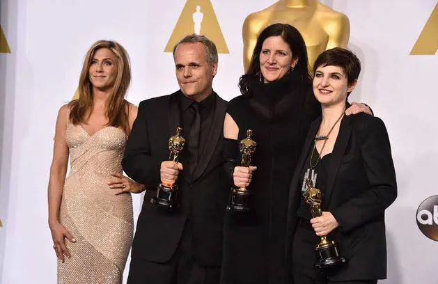 Miglior documentario: la “madrina” Jennifer Aniston premia Dirk Wilutzky, Laura Poitras e Mathilde Bonnefoy per “CitizenFour”