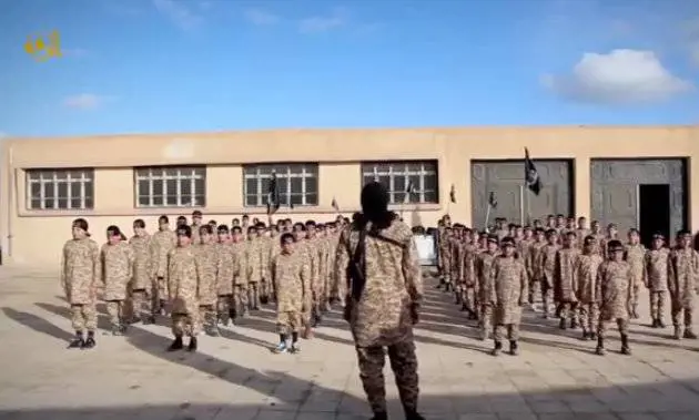 Così l'Isis rieduca i bambini infedeli: "Prendete la spada e sgozzate le bambole"