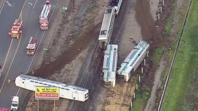 California, treno deraglia dopo lo scontro con un tir, 30 feriti