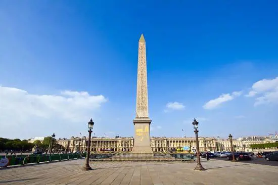 I droni volano di nuovo su Parigi "Tre giornalisti in arresto"