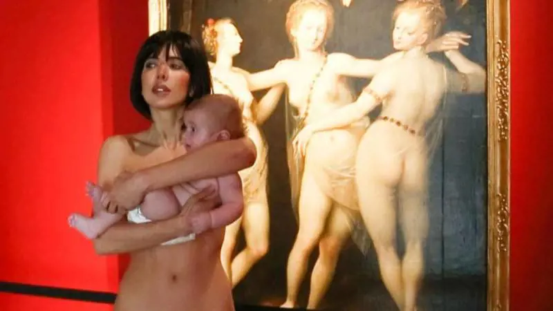 Passeggia nuda al museo: "Sono un'opera d'arte"