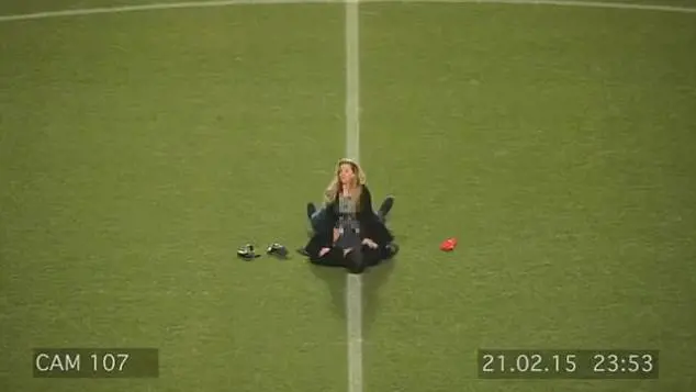 Sesso a centrocampo ripreso dalle telecamere: ma è una pubblicità