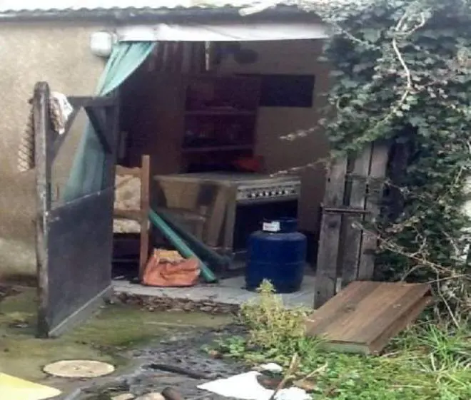 Famiglia di marocchini le occupa casa: 60enne se la ritrova distrutta