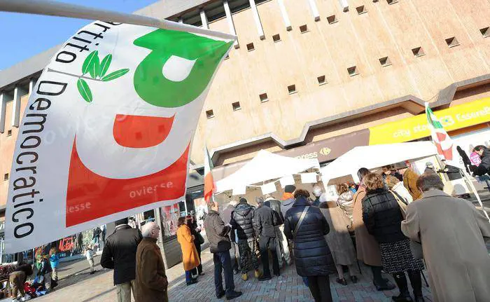 Pd, primarie e irregolarità. "Ho votato in 5 seggi con documenti scaduti"