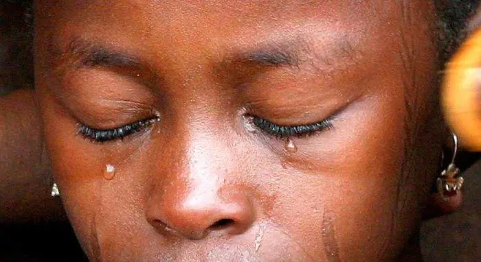 "I neri vanno buttati a mare": una donna indagata per odio razziale