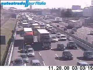 Tragedia sull'autostrada A4: si ferma per prestare soccorso e viene investito da un'auto