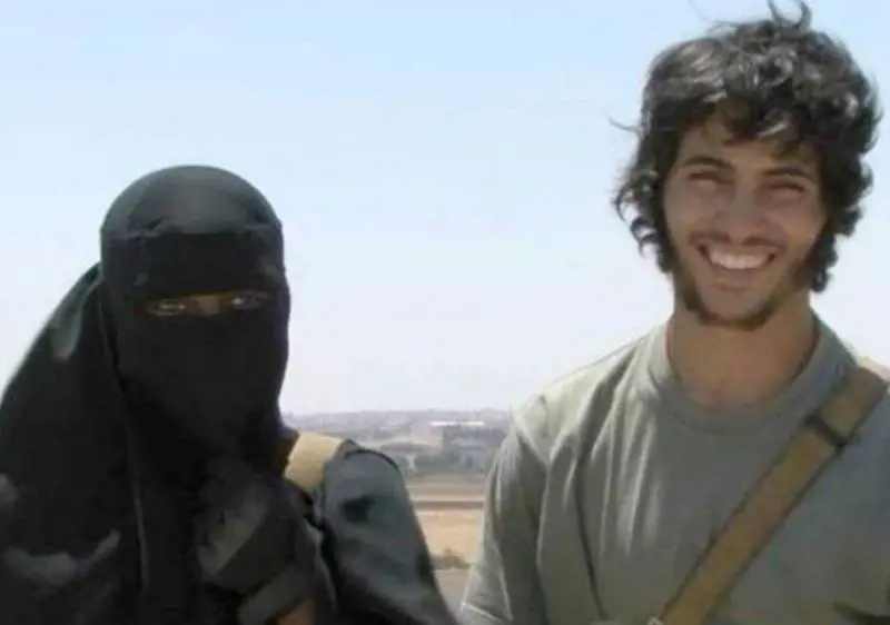 Così l'Isis "seduce" ​le giovani occidentali