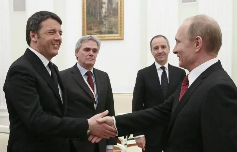 Renzi vola in Russia da Putin: "Mosca aiuti sulla crisi libica"