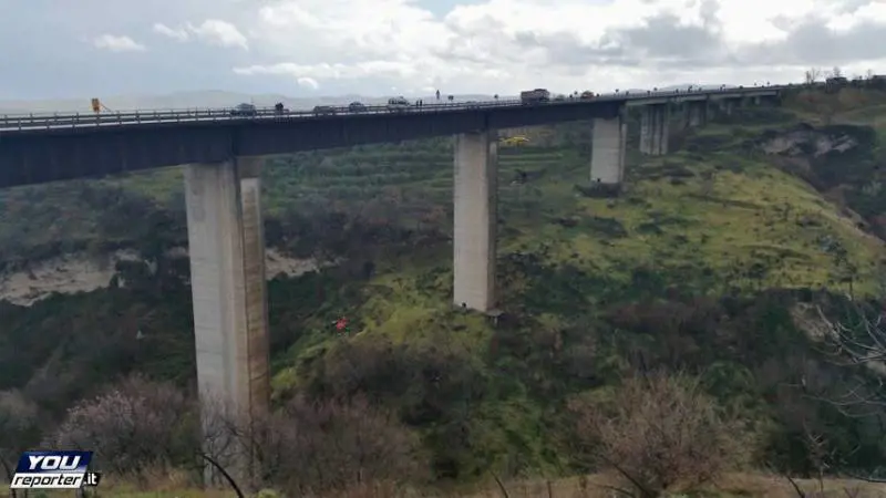 Tragedia a Potenza, con l'auto sfonda il guard rail e fa un volo di 50 metri
