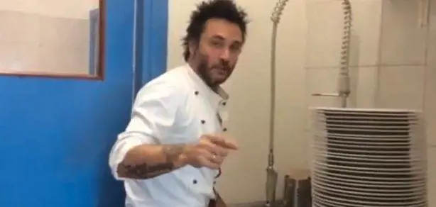 Nek perde la scommessa su Sanremo: costretto a fare il lavapiatti