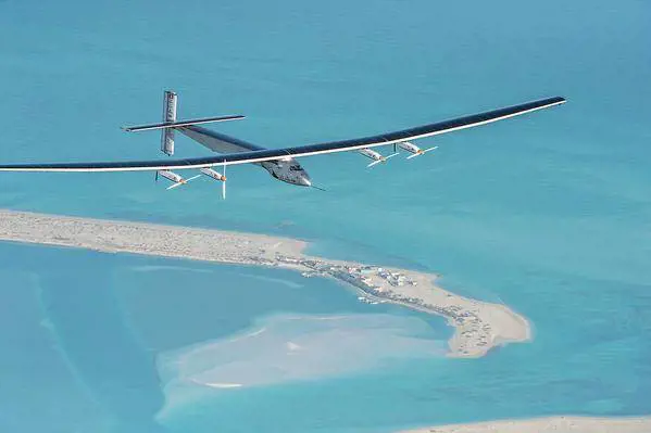 Iniziato il volo dell'aereo senza carburante: giro del mondo in 12 tappe