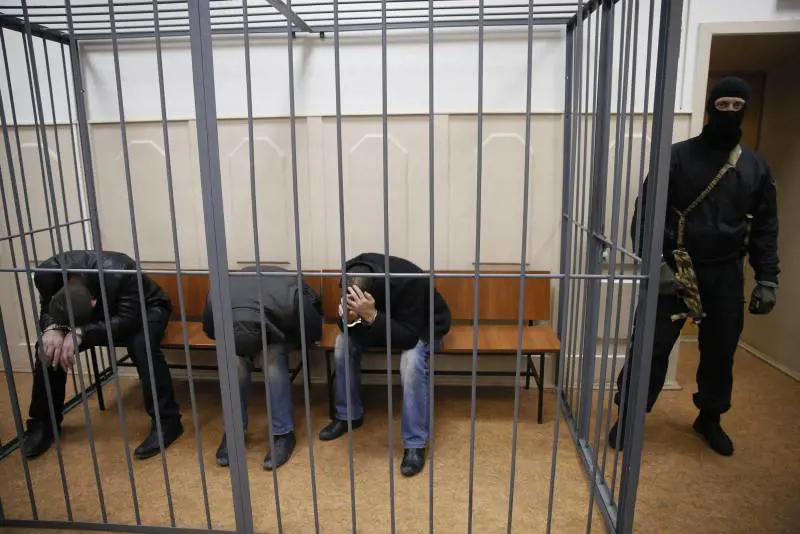 Tre sospetti per l'uccisione di Boris Nemtsov in gabbia in tribunale