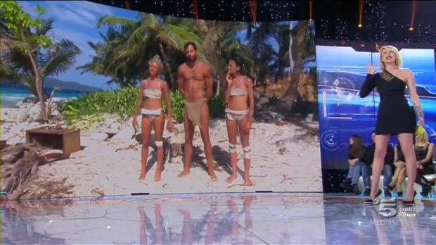 Isola, il web si scatena contro il look (senza reggiseno) della Marcuzzi