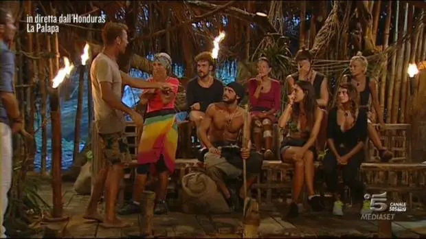 Isola, Rocco arriva a Playa desnuda e si spoglia in diretta tv