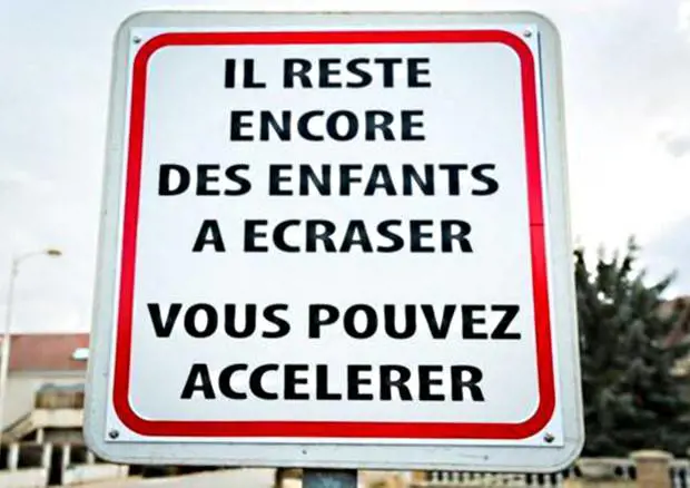 "Accelerate, ci sono ancora bambini da schiacciare": il cartello choc è comparso in Francia