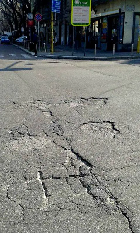 Piazza Napoli, nel bel mezzo dell'incrocio tra la Circonvallazione e Giambellino-Solari