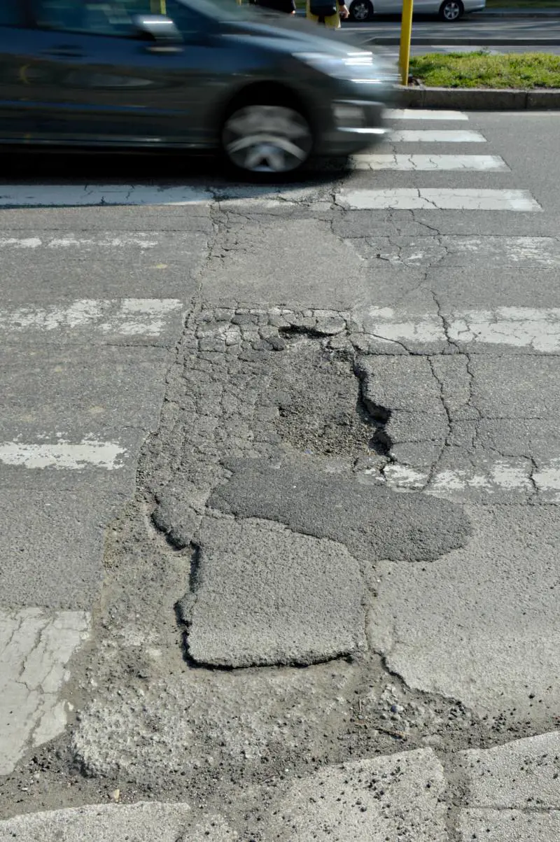 Sempre in via Berengario, dove la grossa buca è stata rattoppata alla rinfusa