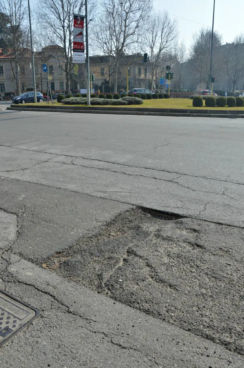 Lo squarcio di Piazza Giovanni Amendola, appena fuori dalla fermata della metropolitana