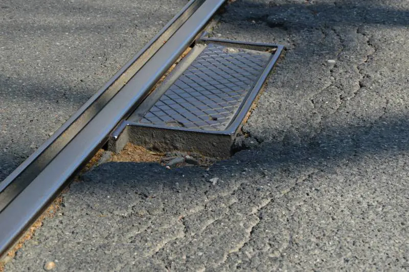 Un bel buco in via Lipari, tra tombino e binario inutilizzato