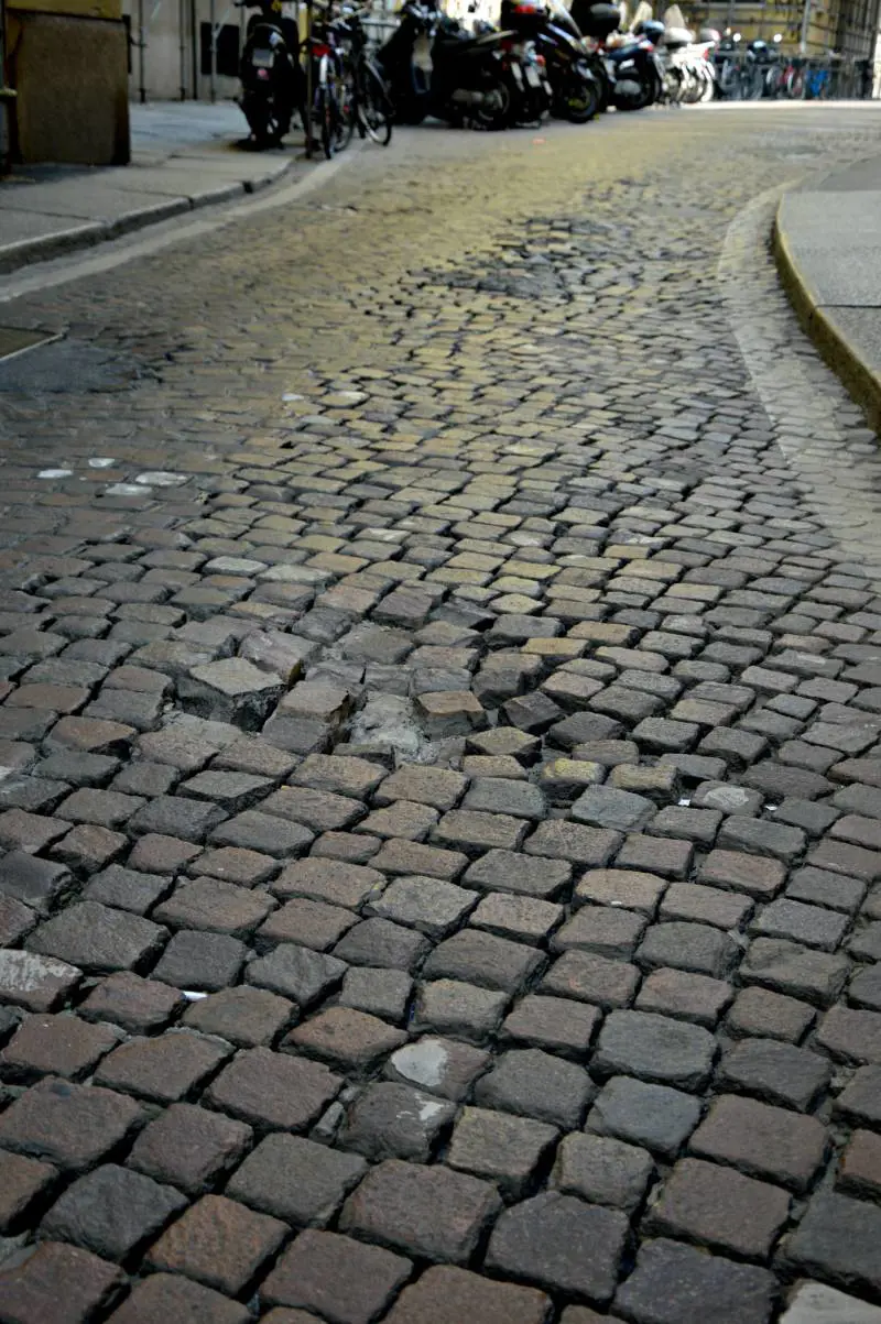 Lo stato del pavé in via Circo, dietro via Torino