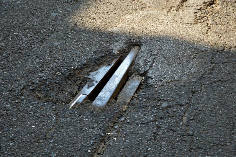 Un binario malamente coperto dall'asfalto all'imbocco di via Lipari partendo da Piazzale Aquileia. La pezza è peggio del buco...