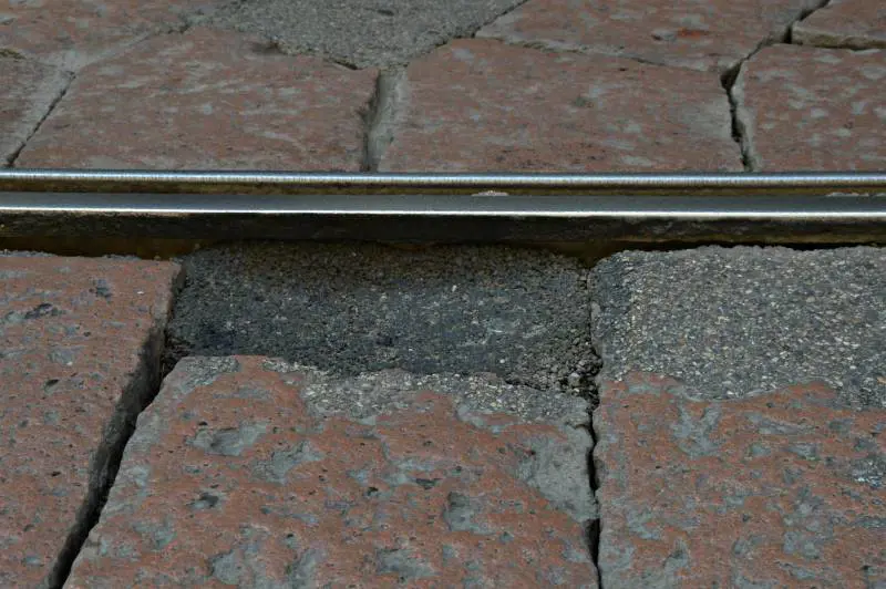 Pavé dissestato in via San Vittore. Tra il binario e il manto stradale una buca di diversi centimetri