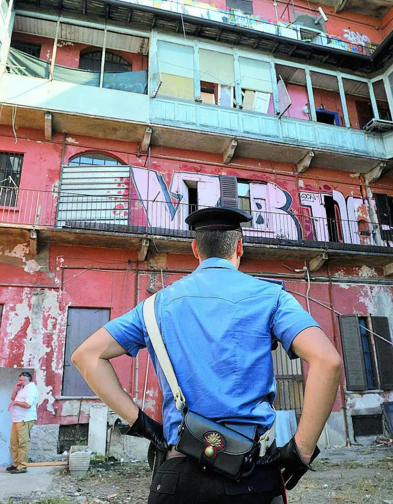 Sgombero nel quartiere rosso: gli anarchici fanno le barricate