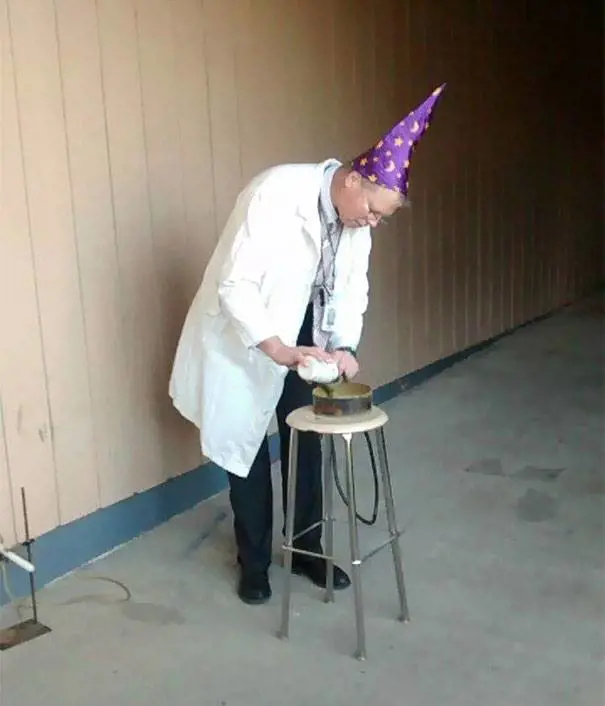 Per questo insegnante di chimica, negli esperimenti c'è sempre un po' di magia...