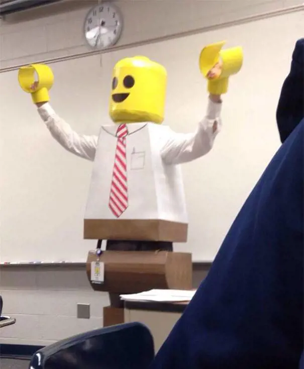 La passione per i Lego di questo professore è talmente grande da vestirsi come uno degli omini del mondo dei mattoncini colorati per i suoi studenti
