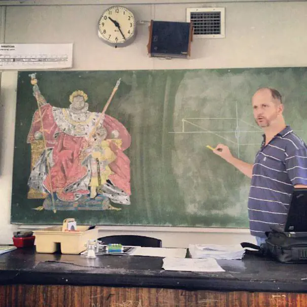 Viva l'imperatore: per realizzare i suoi disegni con i gessi colorati (come il “Napoleone” nell'immagine), questo insegnante ha scelto una delle stanze più mal ridotte dell'istituto