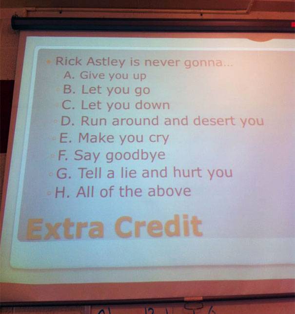 Per un voto più alto, l'insegnante chiede ai suoi alunni il testo del tormentone del cantante Rick Astley “Never gonna give you up”