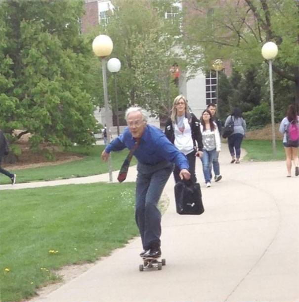 A scuola in skateboard tutti i giorni: non è un alunno, bensì un professore