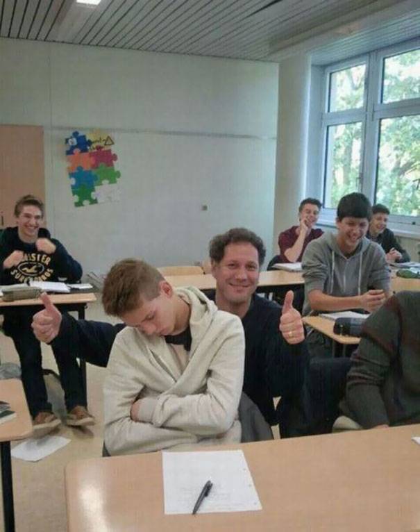 Uno studente si addormenta in classe e l'insegnante coglie l'occasione per farsi scattare una foto con lui