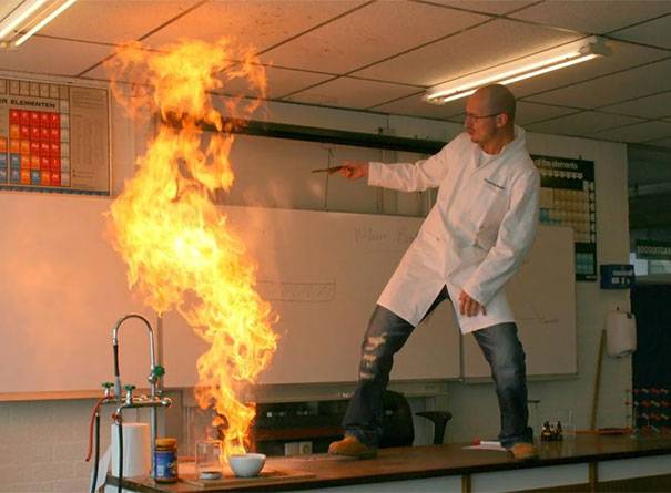 Giocare col fuoco: questo insegnante lo fa in classe, davanti ai suoi studenti