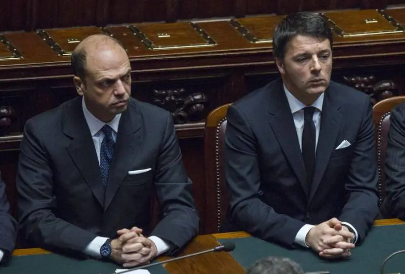 Gli alfaniani accusano Renzi: "Ci chiede la fine di Gentiloni"