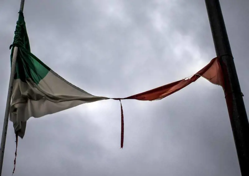 Ecco l'Italia che trasforma il Tricolore in uno straccio