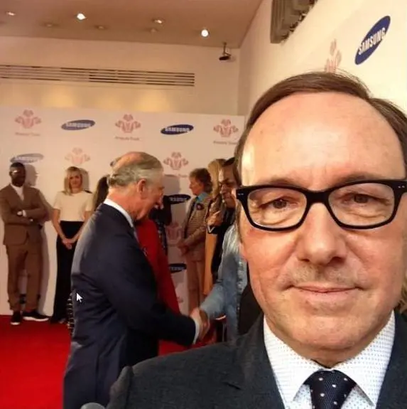 Spacey infrange il protocollo reale: selfie all'insaputa del principe Carlo