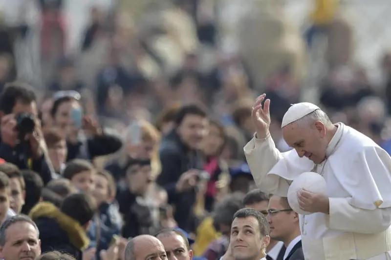 E a sorpresa annuncia il Giubileo straordinario. "Il perdono è per tutti"