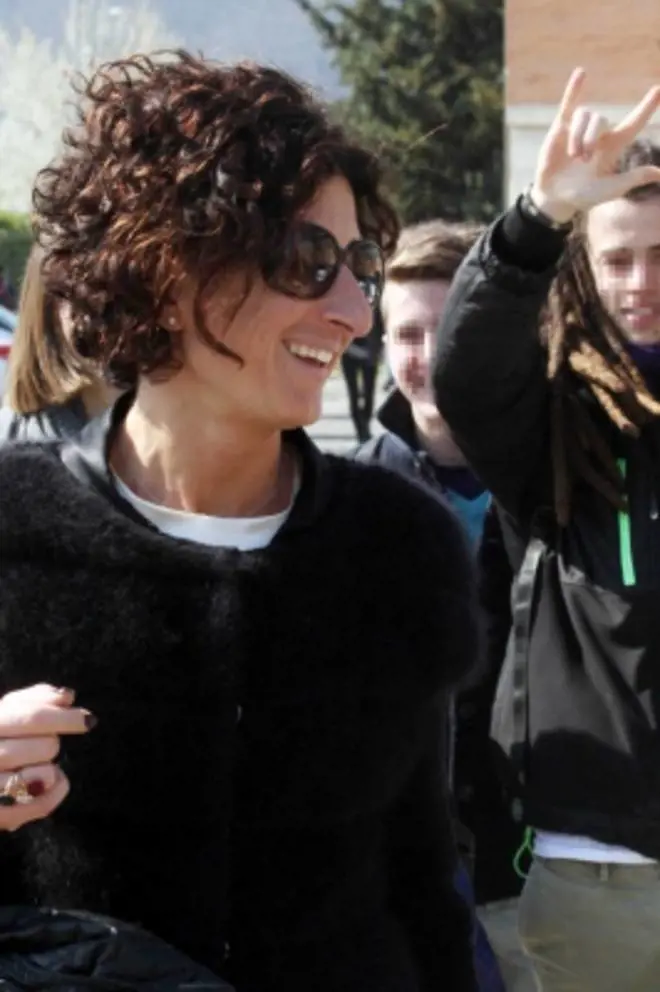 Agnese Renzi paparazzata a scuola e gli alunni fanno gesti dietro di lei